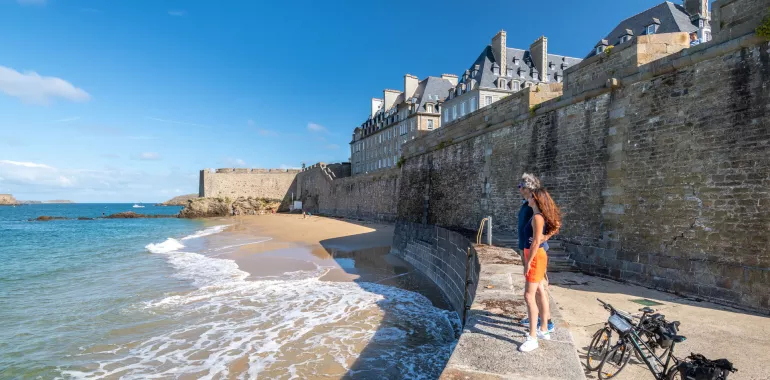 Côte d'Émeraude à vélo : une échappée bretonne inoubliable