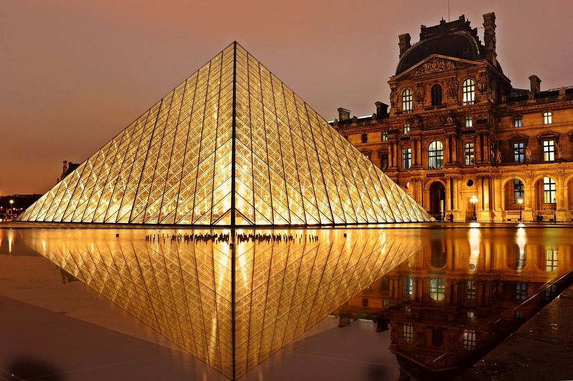 Step 2: From Notre-Dame to the Louvre Museum (2 km) - Paris by bike
