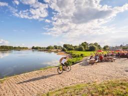 Nort-sur-Erdre - Nantes (L'arrivée triomphale) : La régalante à vélo 