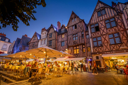 De Tours à Sainte-Maure-de-Touraine, à travers les paysages agricoles et le patrimoine historique