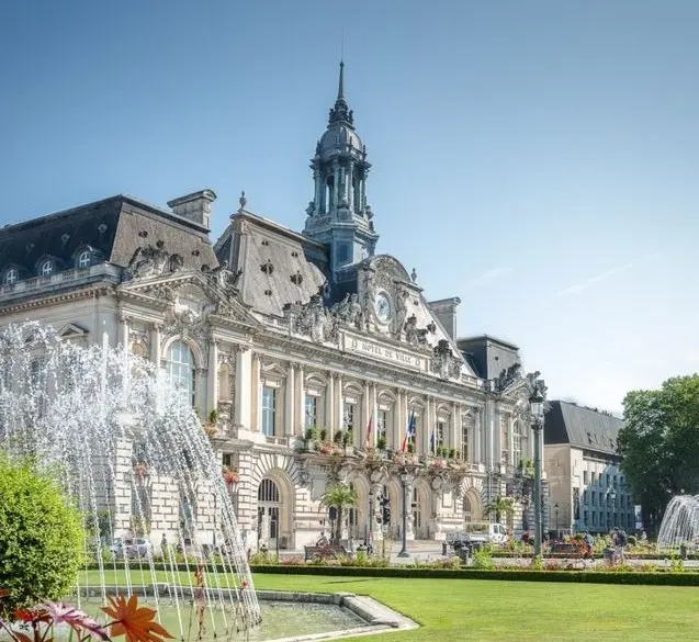Jour 8 : De Blois à Tours : À la découverte des trésors architecturaux et des paysages du Val de Loire(70km)