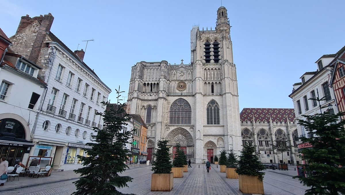 Day 2: From Melun to Sens, a rural and historical escape, the second stage of the Paris - Marseille cycling adventure (90 km)