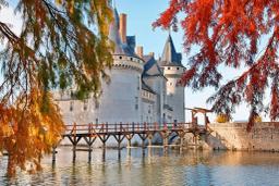 From Briare to Sully-sur-Loire, sweetness and heritage along the Loire by bike.