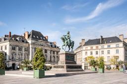 From Sully-sur-Loire to Orléans, the history of France at the pace of the Loire by bike.