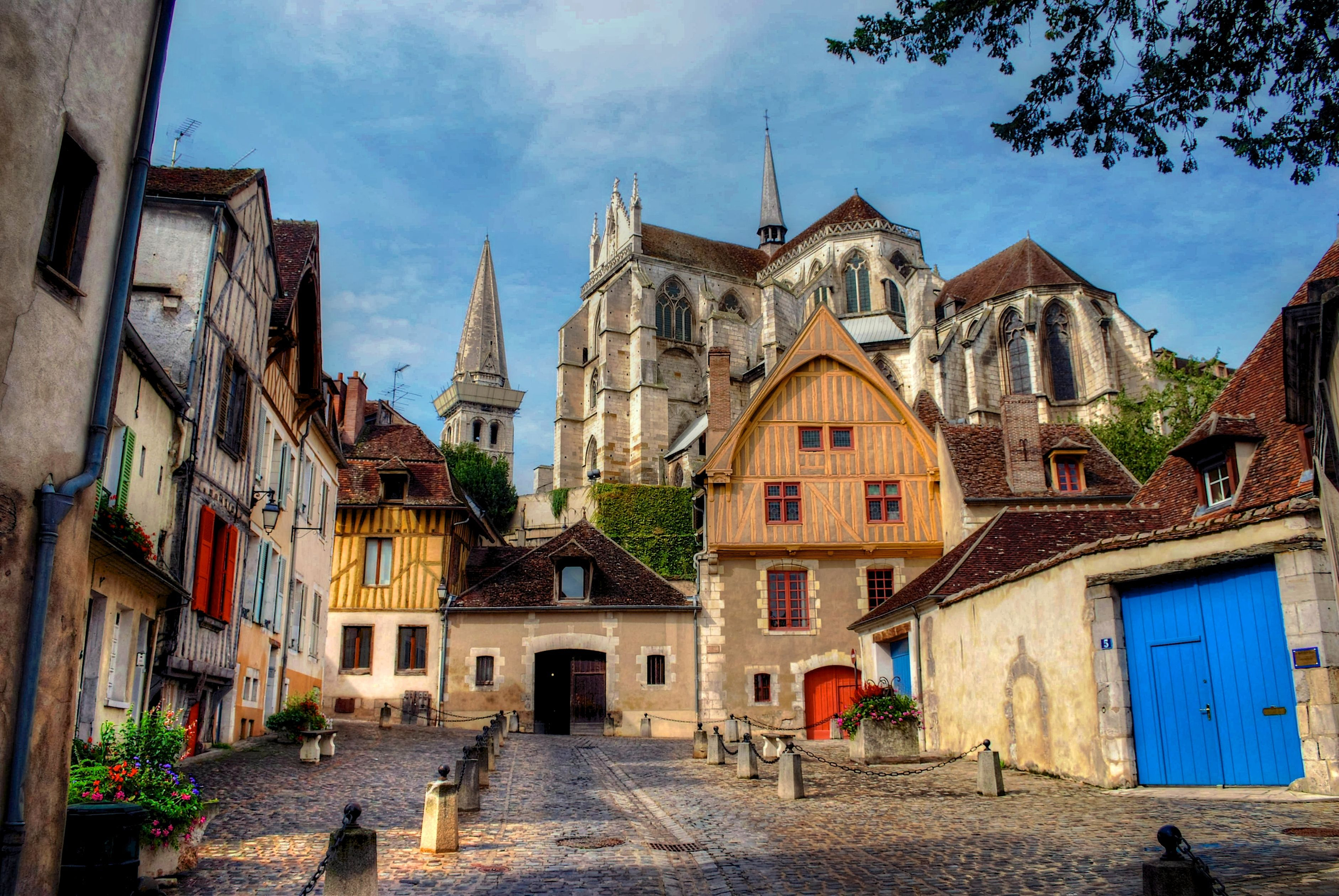 Day 3: From Sens to Auxerre, an escape between vineyards and history (72km)