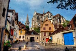 From Sens to Auxerre, an escape between vineyards and history