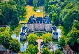 From Paris to Ver-sur-Launette – First stage of the Paris-Roubaix cycling route, between city and countryside.