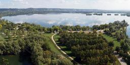 From La Roche-Guyon to Poses, history and nature along the Seine by bike.