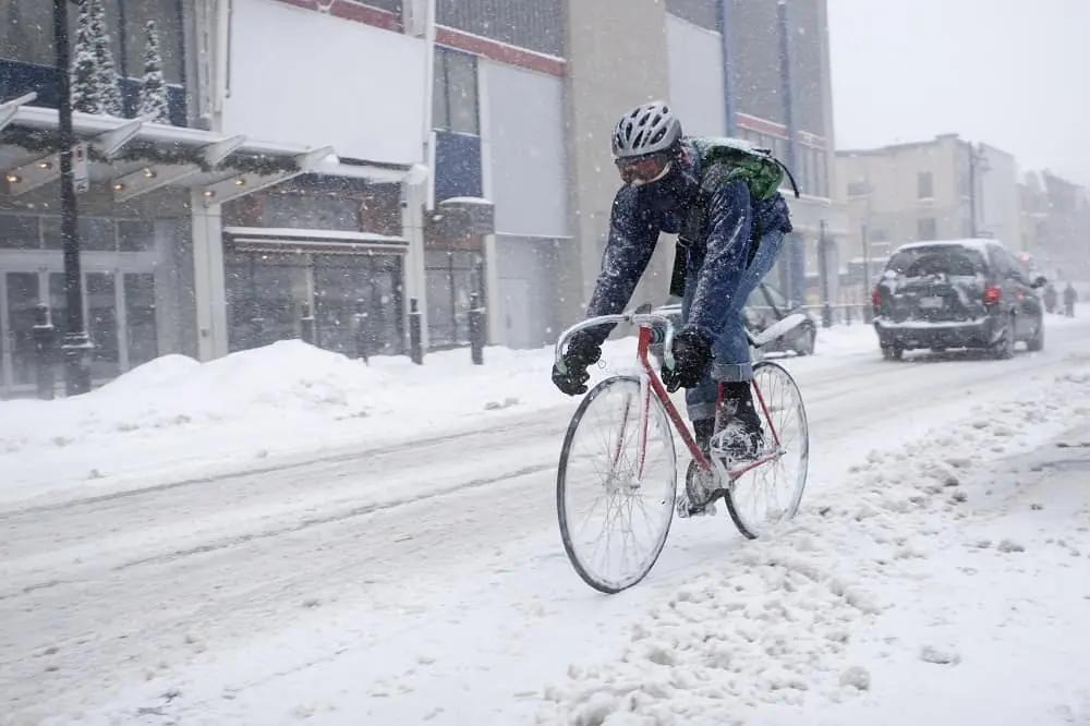 Cover Image for Vêtements vélo hiver : s’habiller pour rouler dans le froid