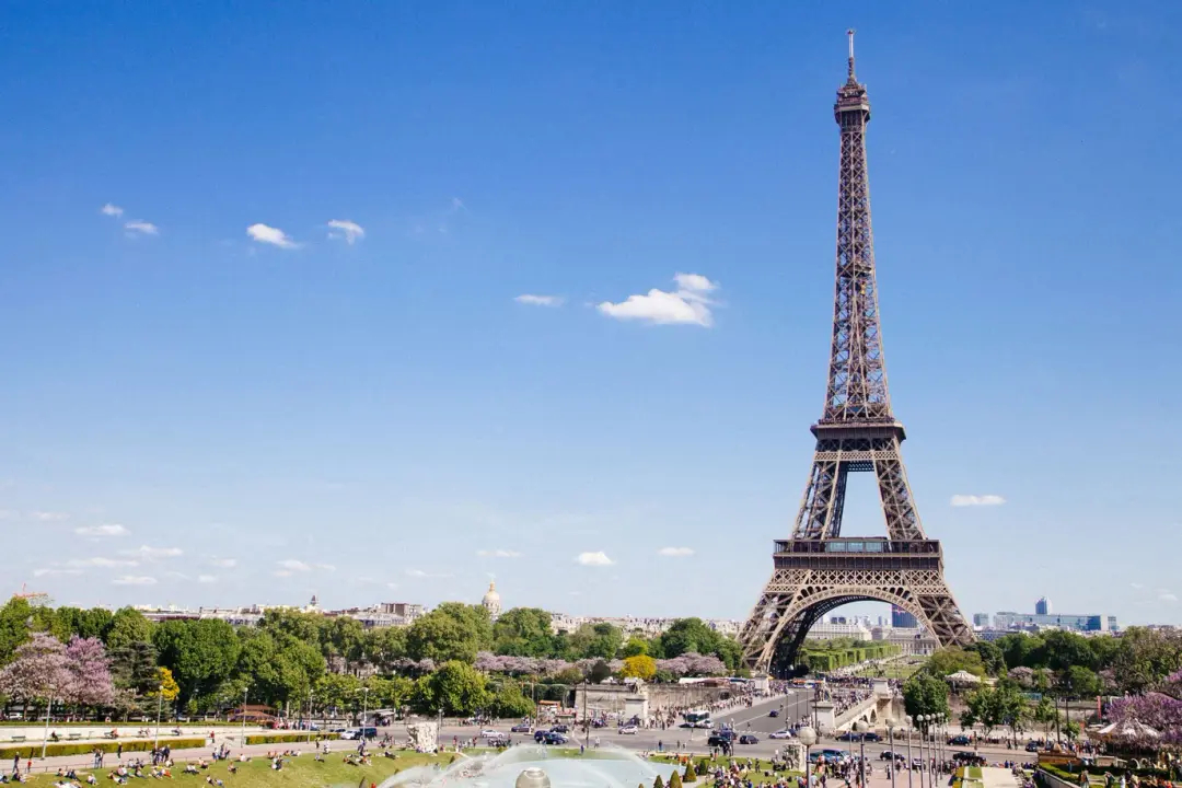Cover Image for Discover the monuments of Paris by bike in one day.