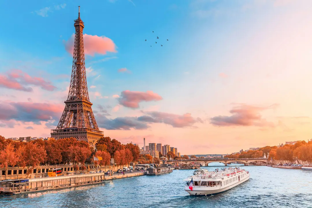 Cover Image for Why choose an electric bike to explore Paris?